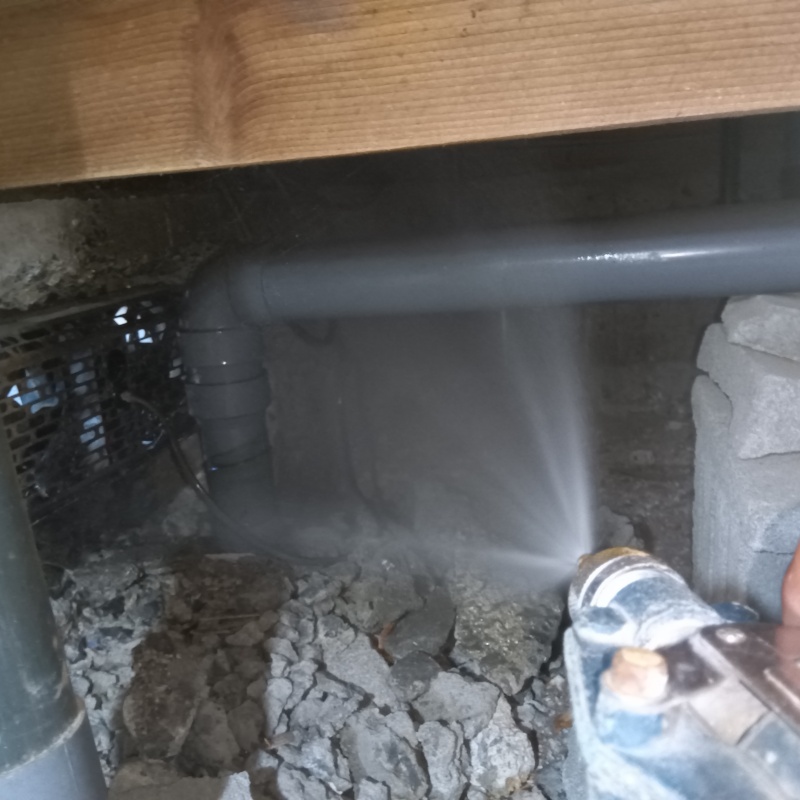 地面・基礎にシロアリ駆除剤を吹き付ける様子