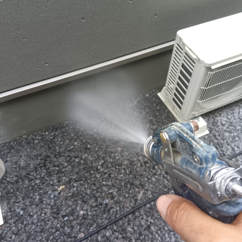 基礎まわりにシロアリ駆除剤を散布