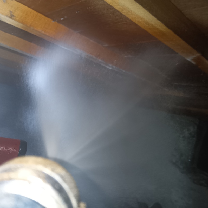 床下の木材に防蟻剤を散布する様子