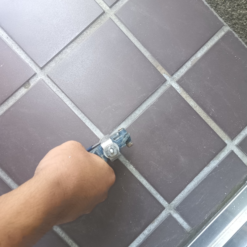 玄関の床に防蟻剤を注入する様子