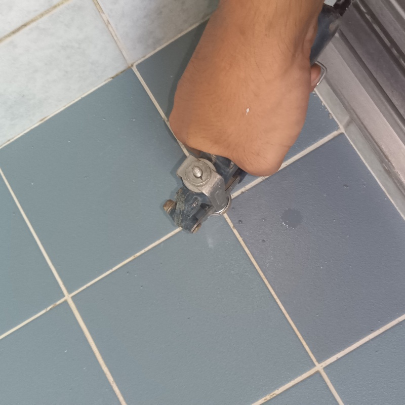 浴室の床に防蟻剤を注入する様子