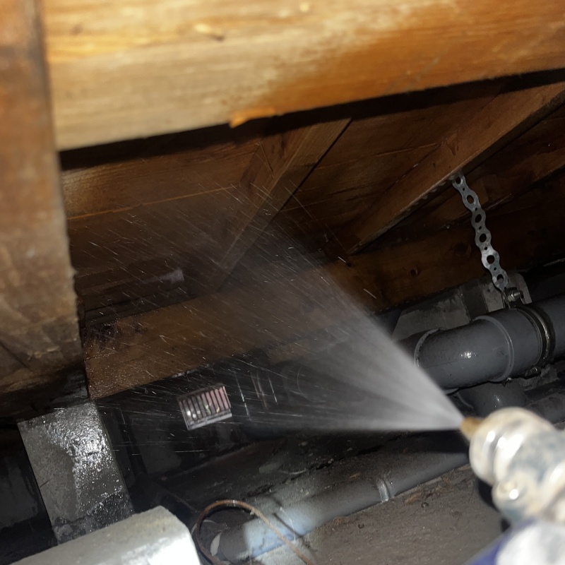 床下の木材に防蟻剤を散布する様子