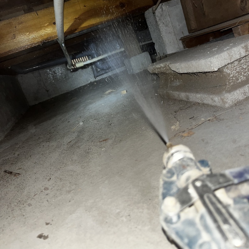 床下の土壌に防蟻剤を散布する様子