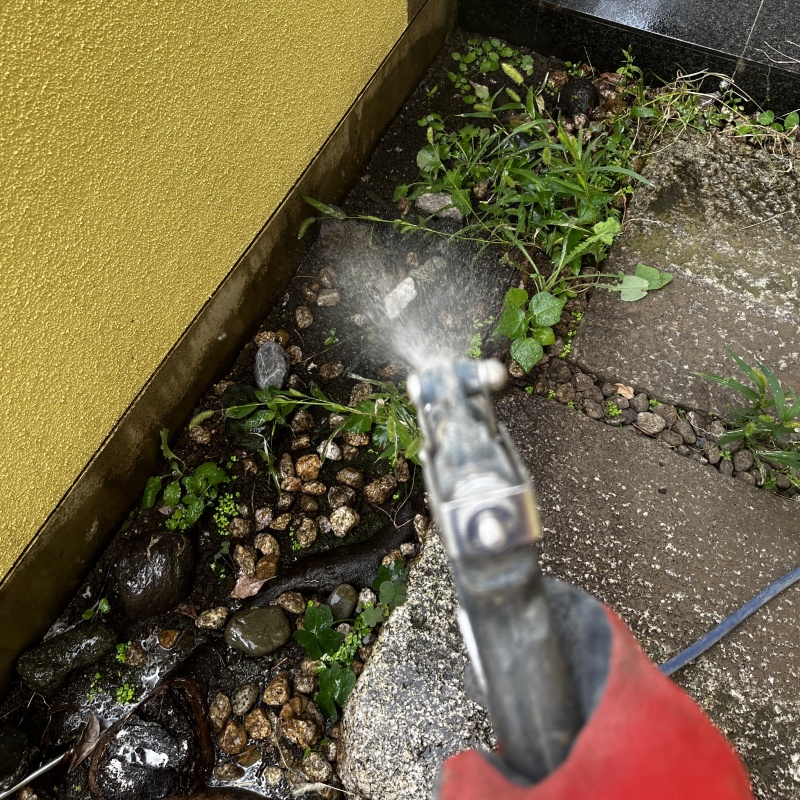 基礎まわりに防蟻剤を散布する様子