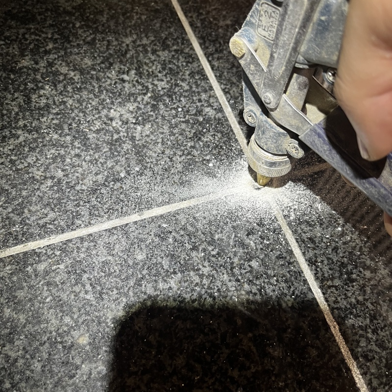 玄関の床に防蟻剤を注入する様子