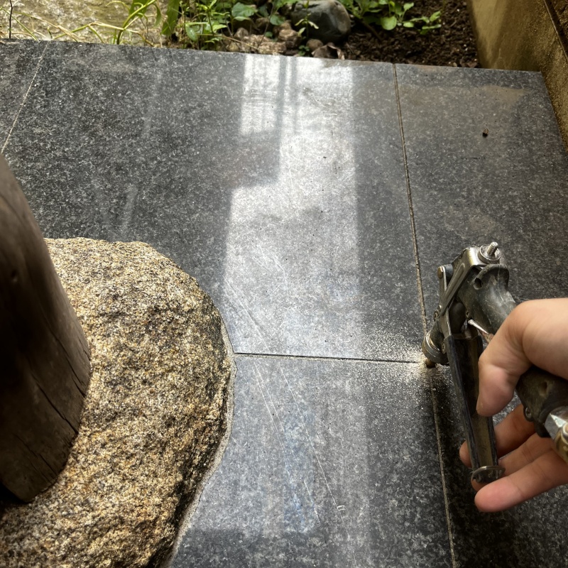 玄関の床に防蟻剤を注入する様子