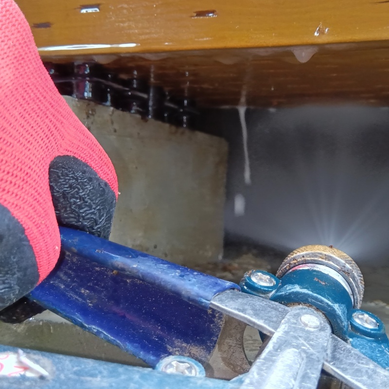 床下の木材に防蟻剤を散布する様子