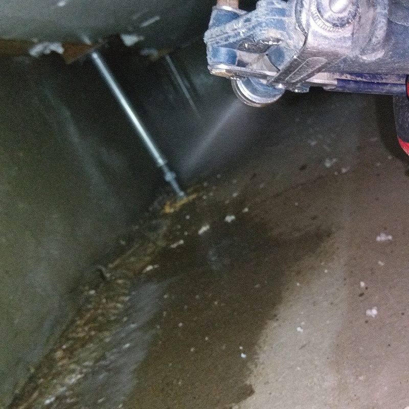 床下の基礎部分に防蟻剤を散布する様子