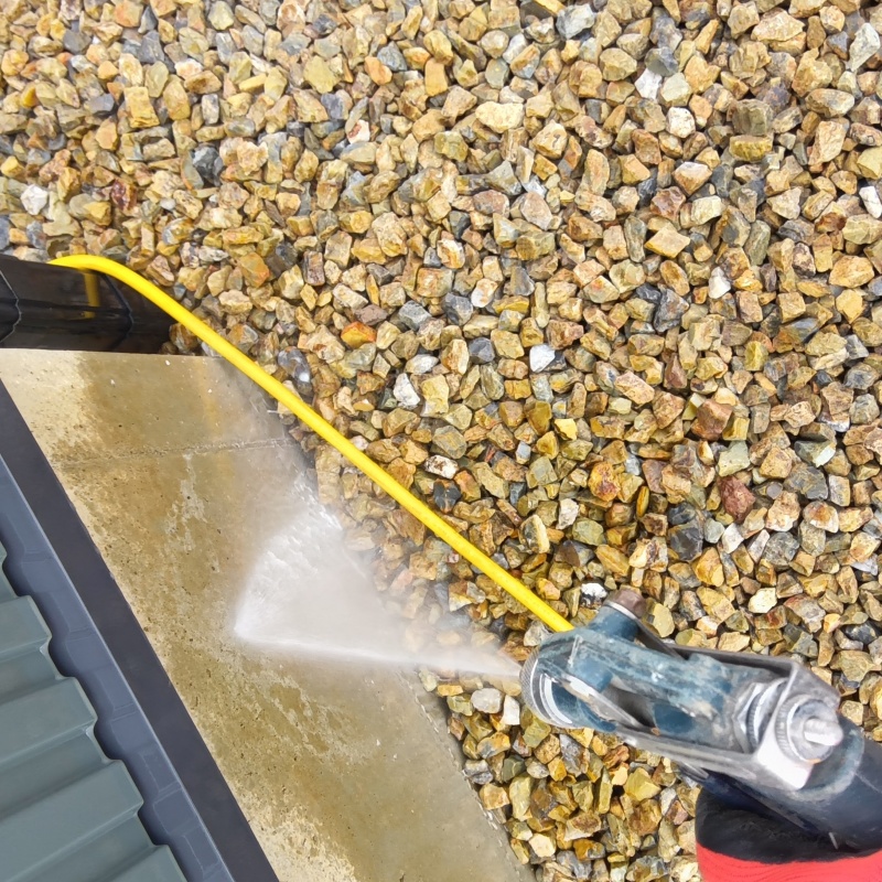 基礎まわりに防蟻剤を散布する様子