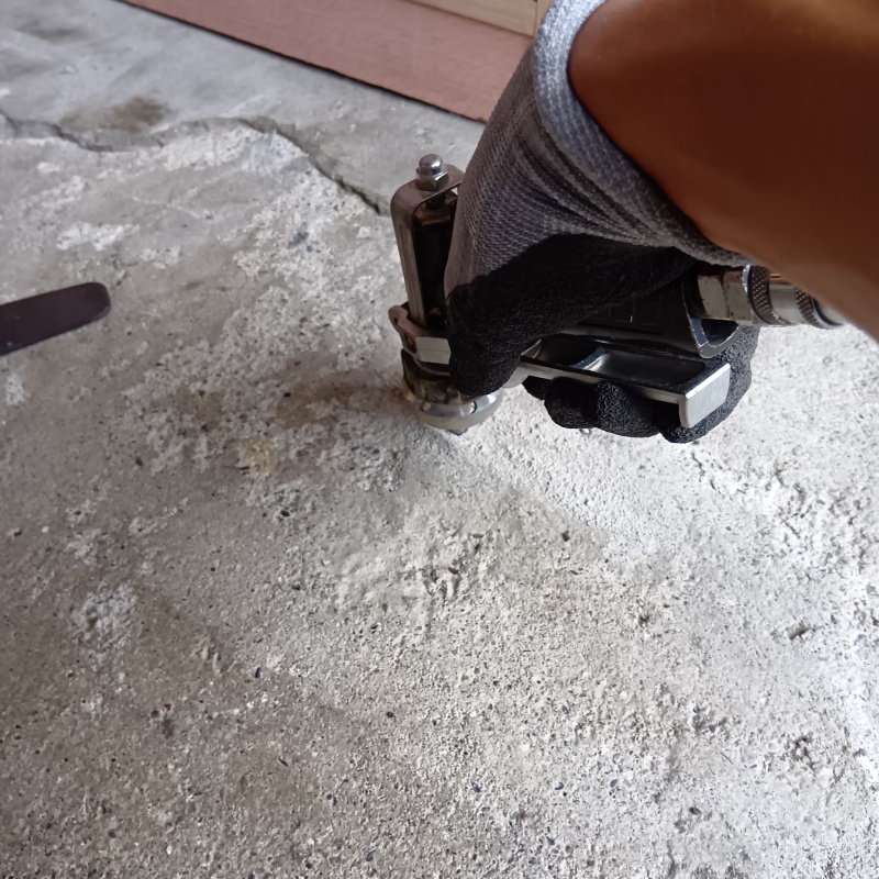 コンクリートに穴を開けてシロアリ駆除剤を注入