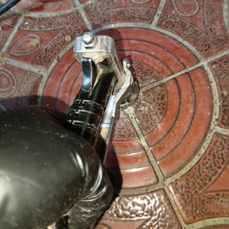 玄関床の目地からシロアリ駆除剤を注入