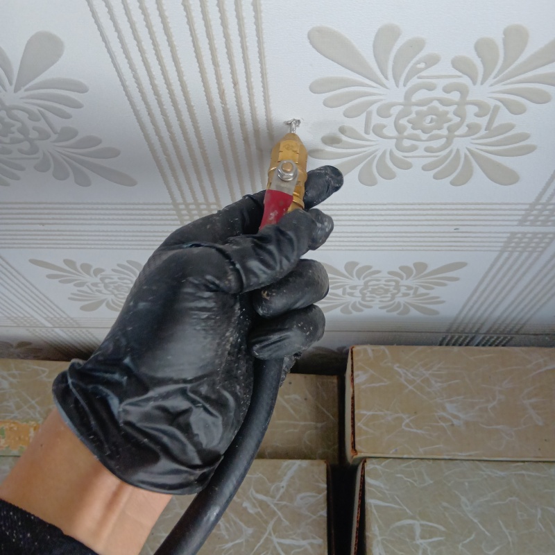 壁材に穴を開けてシロアリ駆除剤を注入