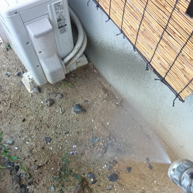 建物の外周にシロアリ駆除剤を散布