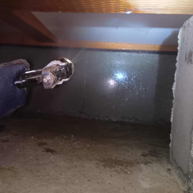床下の基礎部分にシロアリ駆除を散布した様子