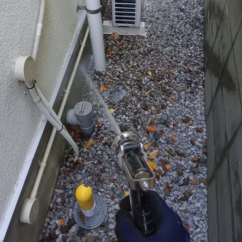 基礎まわりにシロアリ駆除を散布する様子