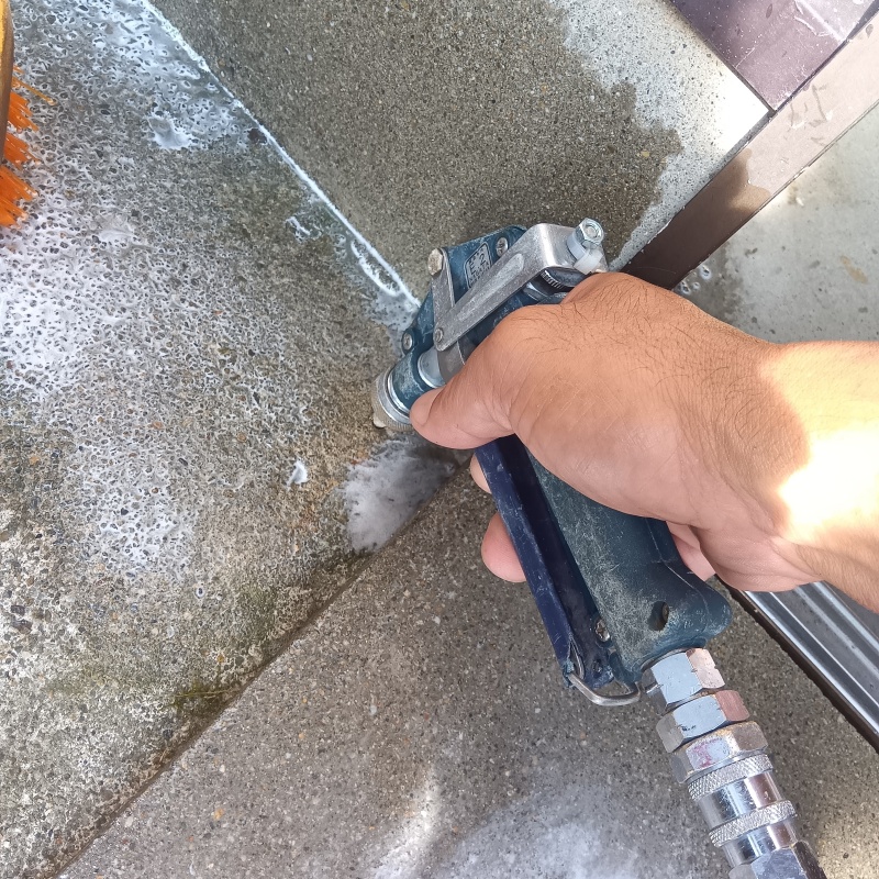 地面に穴を開けてシロアリ駆除剤を注入