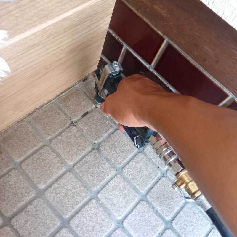 床に穴を開けてシロアリ駆除剤を注入
