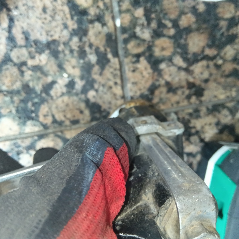 床に穴を開けて防蟻剤を注入