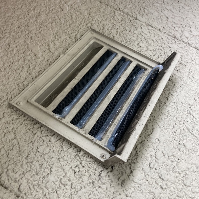 通気口のすき間をふさいだ様子