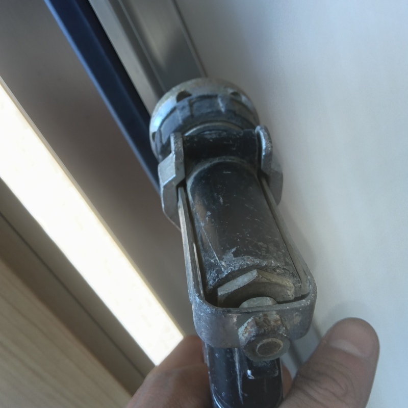 ドア枠に穴を開けて防蟻剤を注入