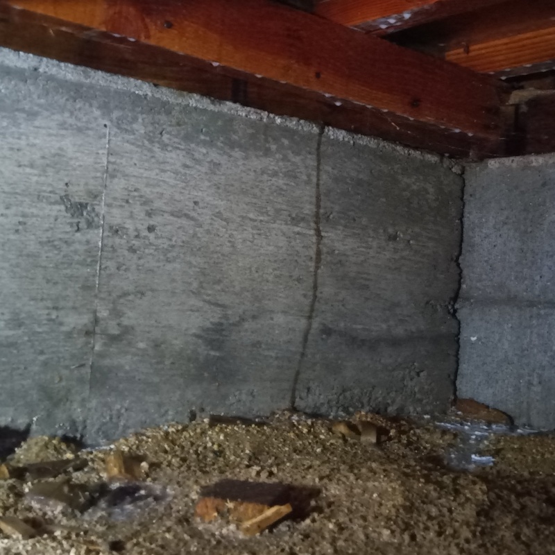 床下の基礎部分にシロアリ駆除を散布した様子