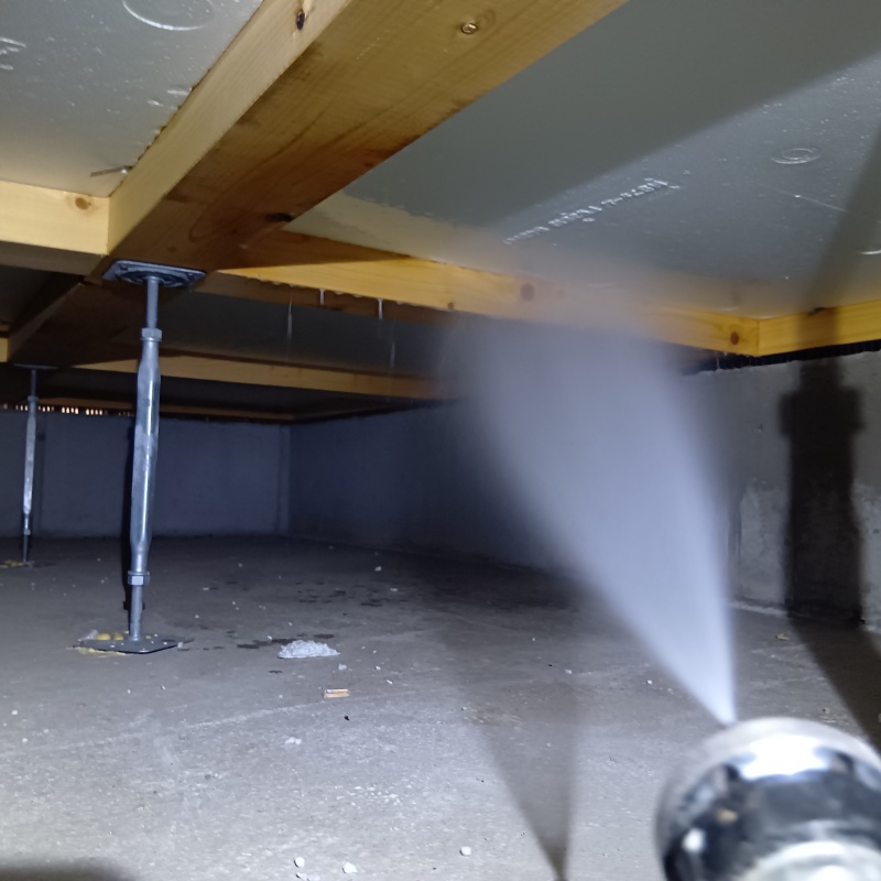 床下の木材に防蟻剤を散布する様子