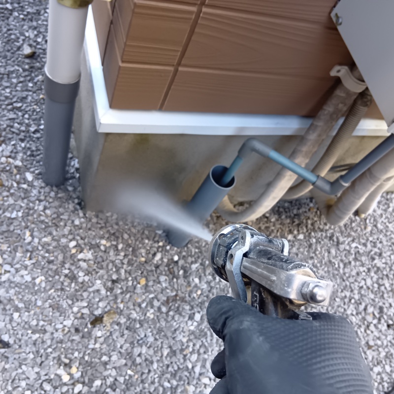 基礎まわりに防蟻剤を散布する様子