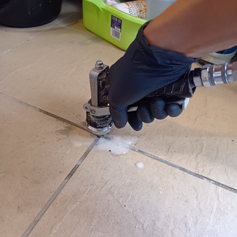 玄関の床に防蟻剤を注入する様子