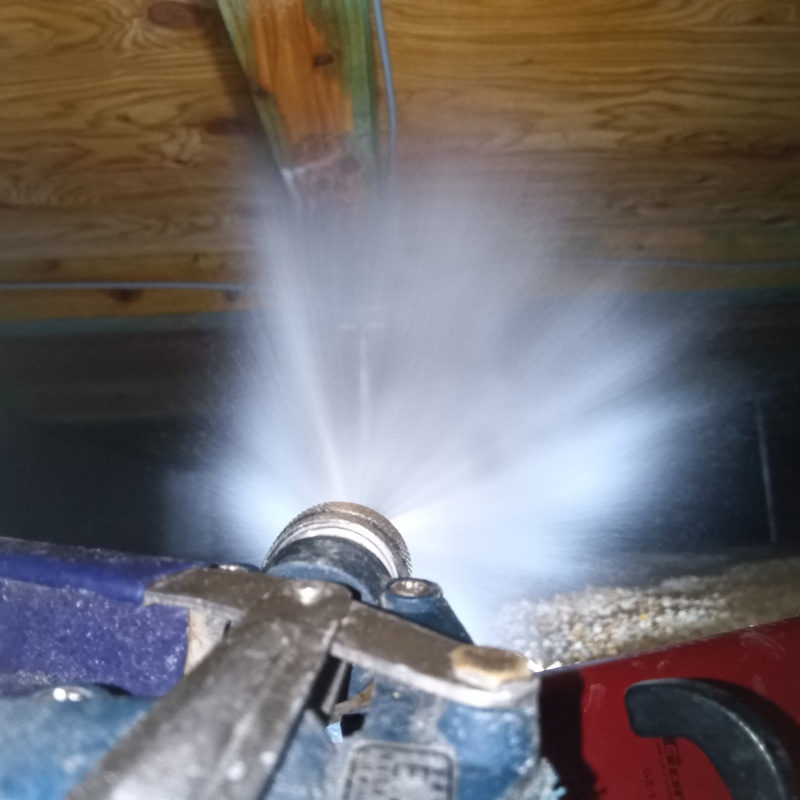 床下の木材にシロアリ駆除を散布する様子