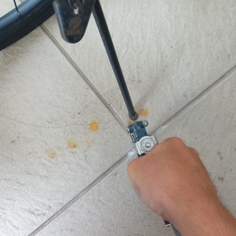 玄関の床にシロアリ駆除を注入する様子