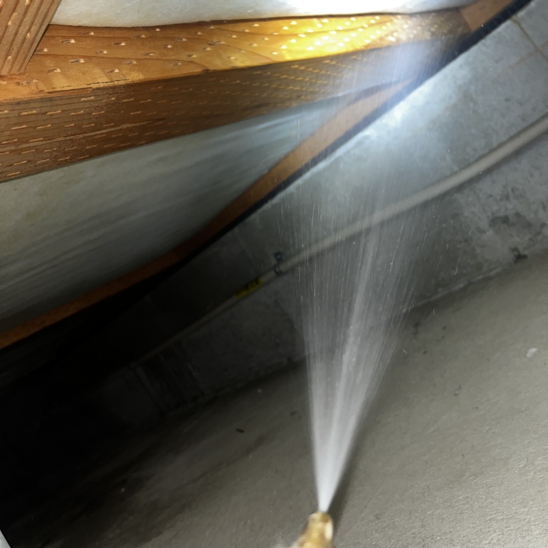 床下の木材に防蟻剤を散布する様子