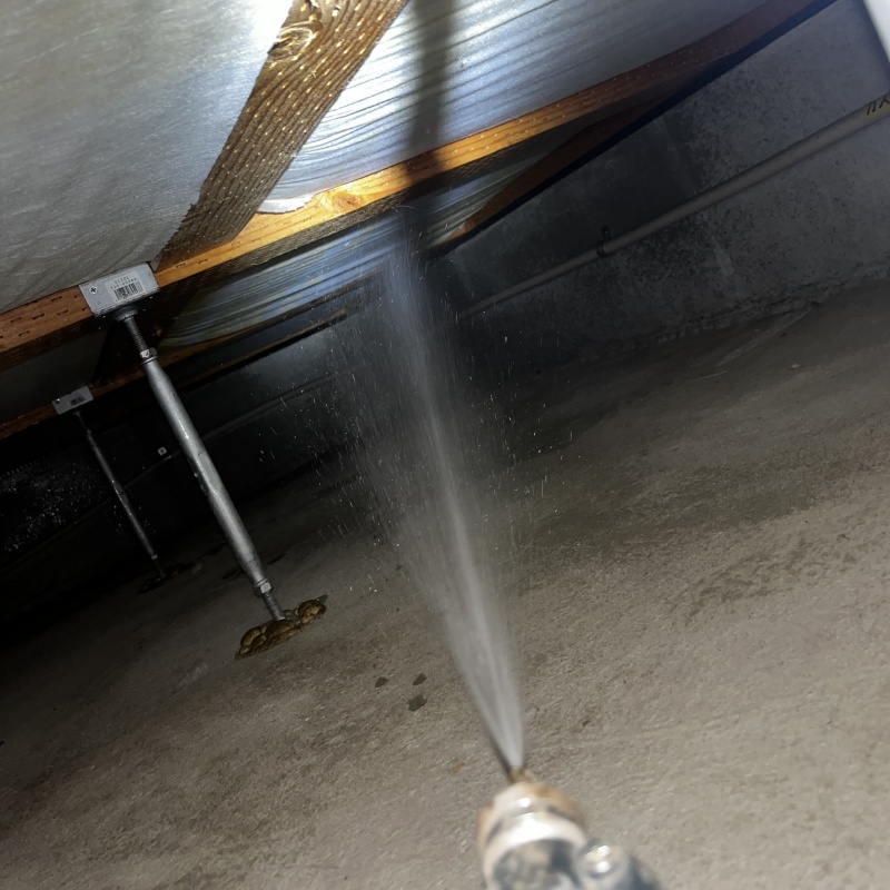 床下の木材に防蟻剤を散布する様子