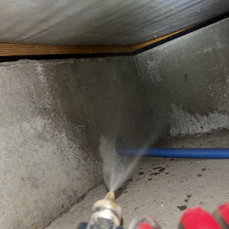 床下の基礎部分に防蟻剤を散布する様子