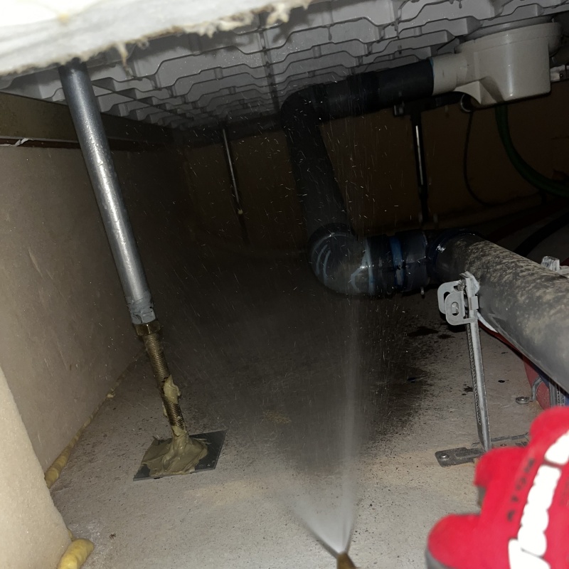 床下の基礎部分に防蟻剤を散布する様子