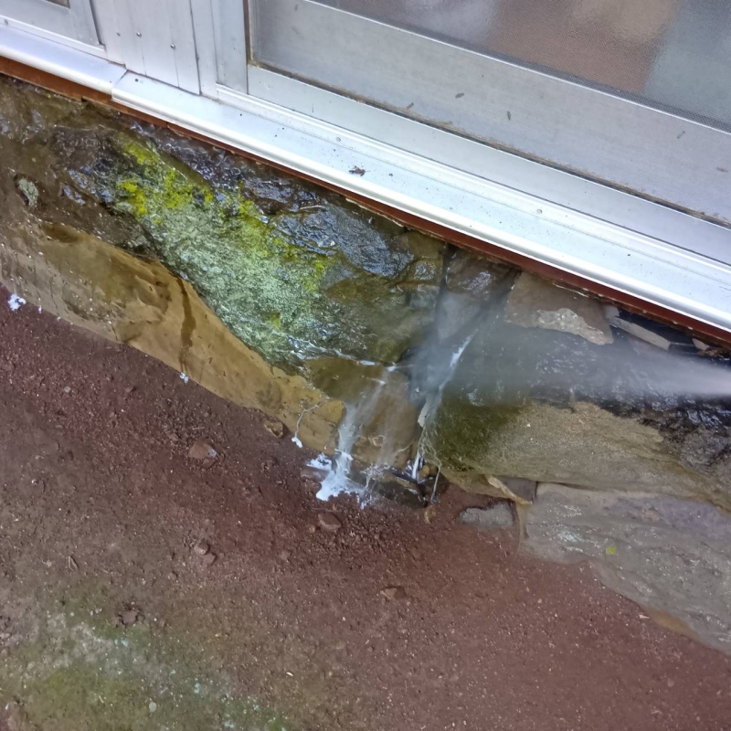 基礎まわりにシロアリ駆除剤を散布する様子