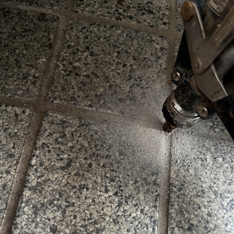 玄関の床に防蟻剤を注入する様子