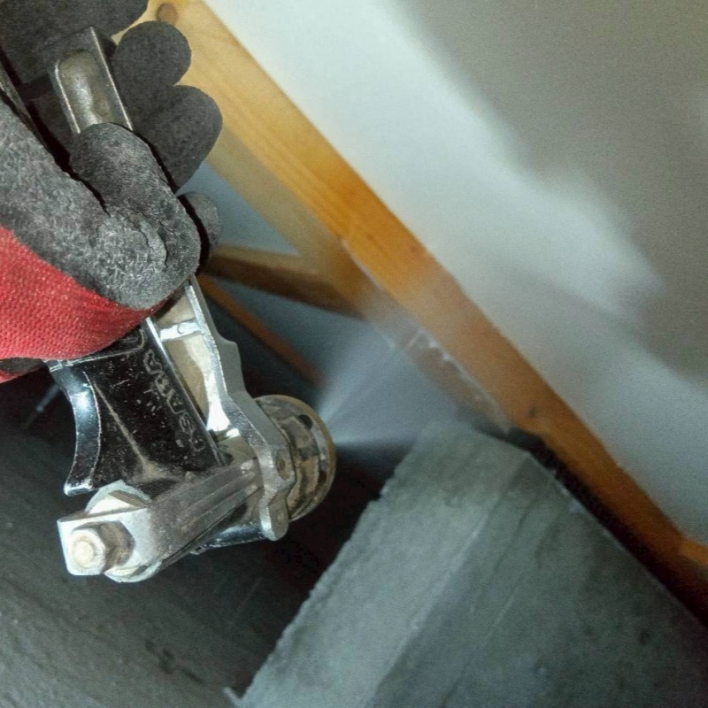 床下の木材に防蟻剤を散布する様子