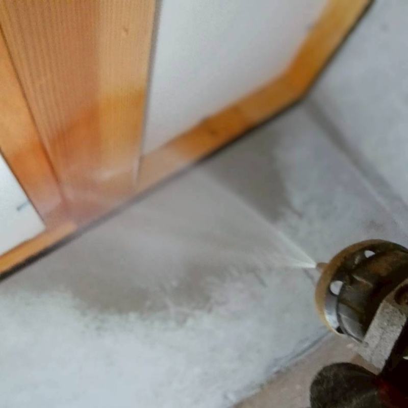 床下の木材に防蟻剤を散布する様子