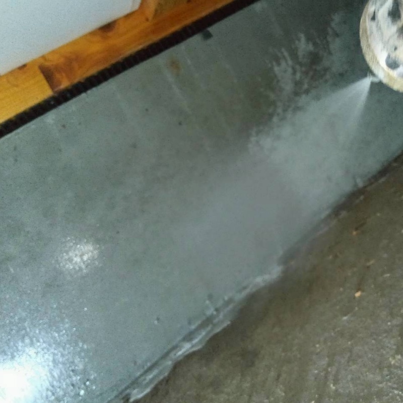 床下の基礎部分に防蟻剤を散布する様子