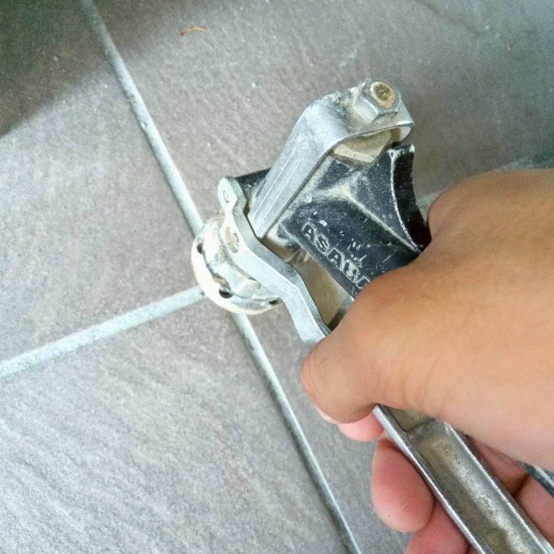 玄関の床に防蟻剤を注入する様子