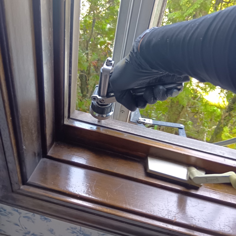 窓枠にシロアリ駆除剤を注入する様子