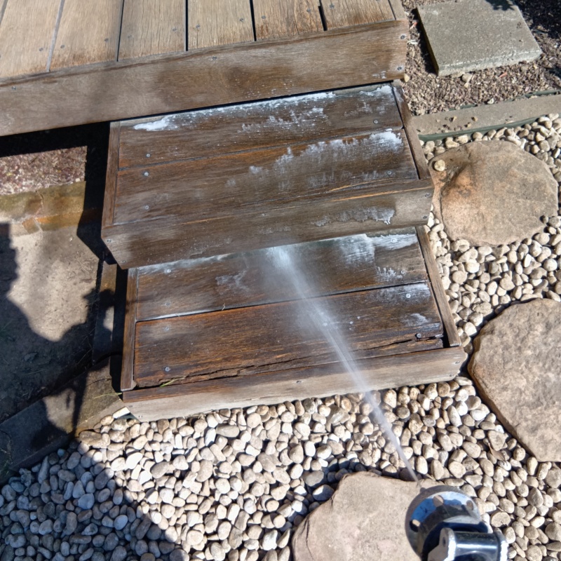 ウッドデッキの階段に防蟻剤を散布する様子