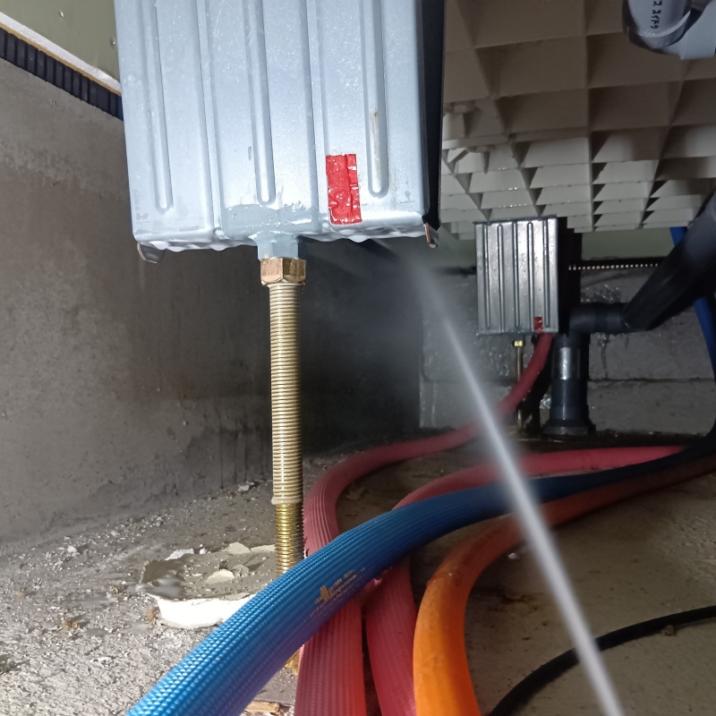 床下の基礎部分に防蟻剤を散布する様子