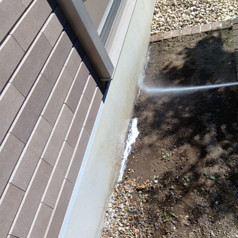 基礎まわりに防蟻剤を散布する様子