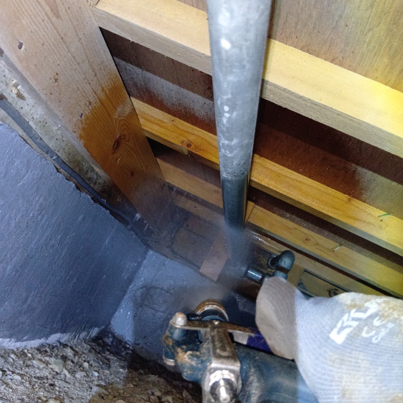 床下の木材に防蟻剤を散布する様子