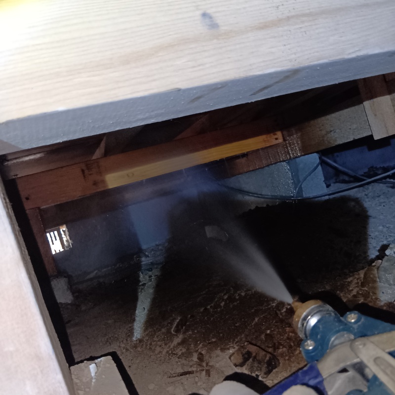 床下の基礎部分に防蟻剤を散布する様子