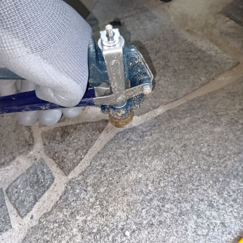 玄関の床に防蟻剤を注入する様子