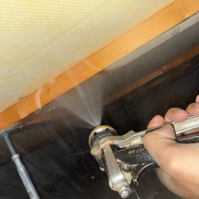 床下の木材に防蟻剤を散布する様子