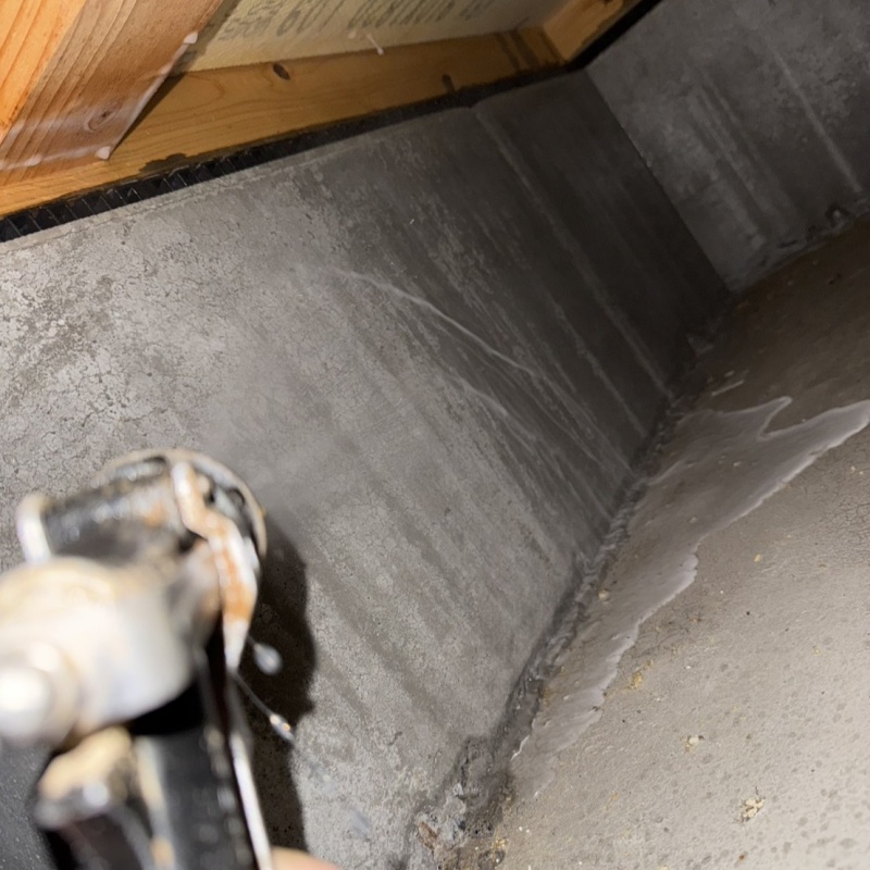 床下の基礎部分に防蟻剤を散布する様子