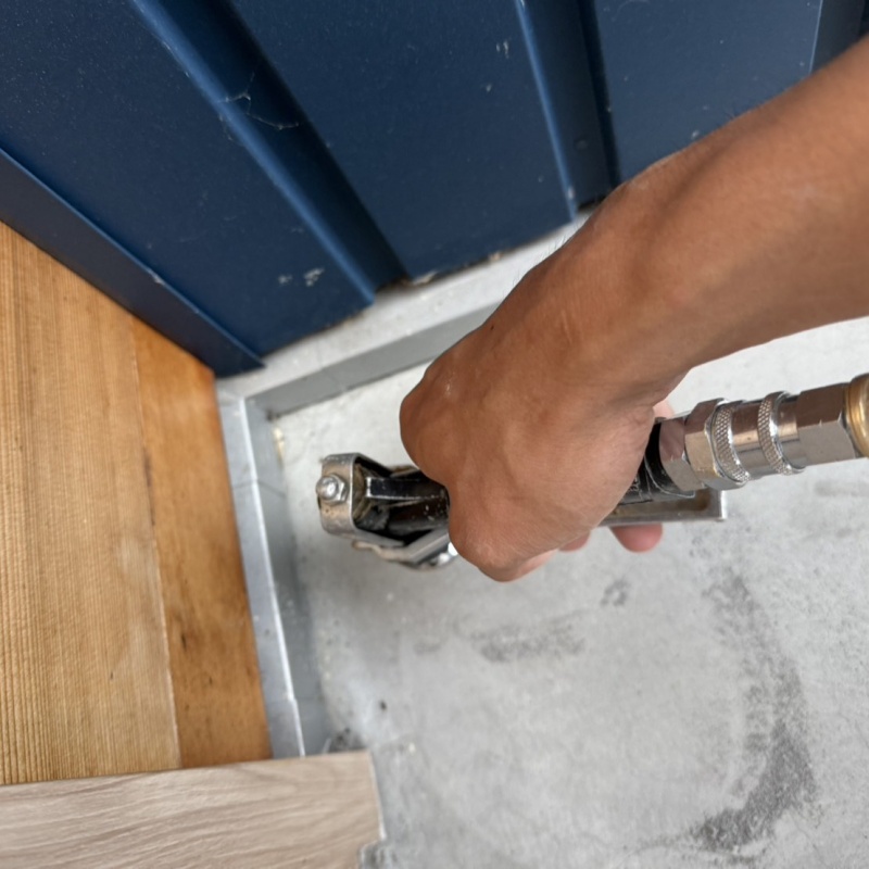 玄関の床に防蟻剤を注入する様子